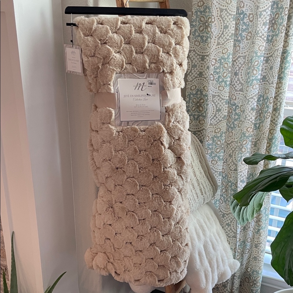MilliHome Faux Fur Cream Throw Blanket